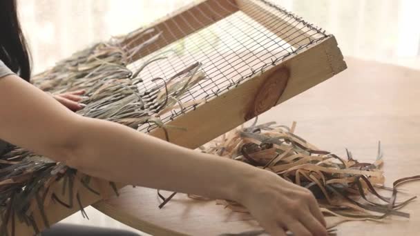 Жінки Плетуть Камуфляжну Військову Сітку Камуфляжна Сітка Військового Шолома — стокове відео