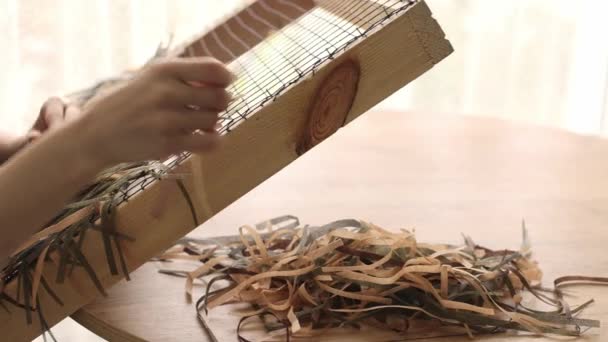 Жінки Руки Плетіння Камуфляжу Військової Сітки — стокове відео