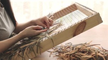 Kamuflaj örgüsü ören kadın.. 