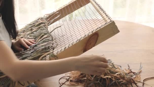 Frauenhände Weben Tarnnetze Tarnnetz Für Militärhelm — Stockvideo