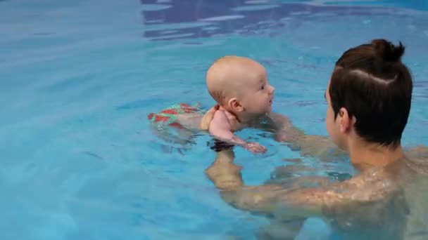 Bebé Las Bragas Natación Divertido Aprende Nadar Padre Sosteniendo Hijo — Vídeo de stock