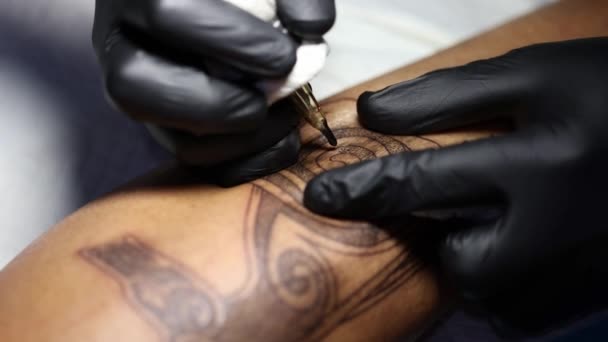 Mãos Tatuador Luvas Pretas Ocupadas Com Trabalho Close Filmagem — Vídeo de Stock