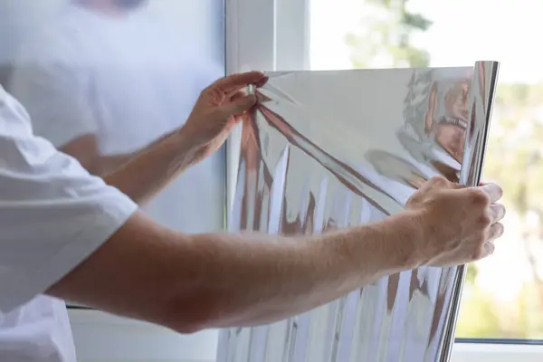 Pencereleri açık tutan adam güneş koruma filmi.