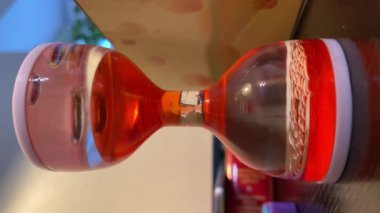 Kum saati kavramı ama akışkan. Dikey 4k görüntü