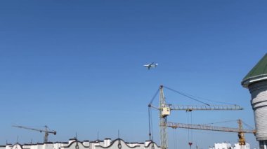 Ukrayna uçağı Mriya şehrin üzerinde uçuyor. 4k görüntü