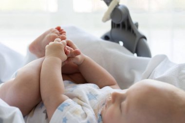 Bedenini keşfeden yeni doğmuş bir bebek. Seçici odak