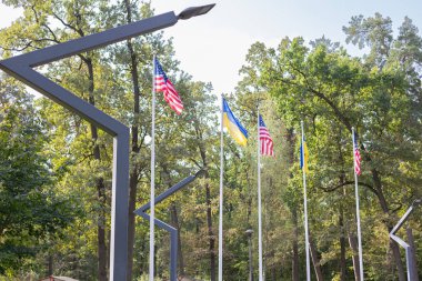 Ukrayna ve ABD bayrakları bir parkta dalgalanıyor