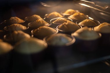 Kurabiye keskisi içinde fırında kek. Seçici odak