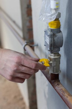 Erkek eli sarı gaz musluğunu kapatır. 