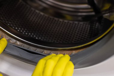 Çamaşır makinesinde küf, kir ve kireç ölçeği. 