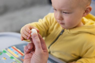 Küçük meraklı çocuk bıldırcın yumurtasına bakıyor. Çocuklar için bıldırcın yumurtası.