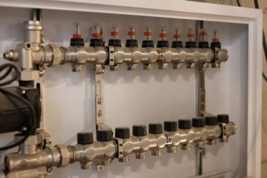 Yeraltı su ısıtma sistemi. Isıtma için su pompası. - Yakın çekim. Seçici odak