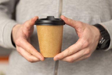 El yapımı kağıt bardağı taze kahveyle tutan insanlar. Yakın çekim..