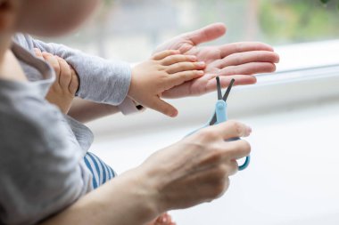 Çocuk makasıyla tırnak kesmek. Bebekler için manikür