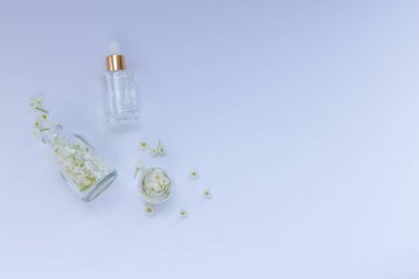 Vadideki cam zambak şişeleri taze çiçeklerle birlikte gerekli yağ. Düz yatıyordu