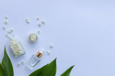 Cam bir şişe nilüfer çiçeği ve taze çiçekli gerekli yağ.