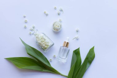 Cam bir şişe nilüfer çiçeği ve taze çiçekli gerekli yağ.