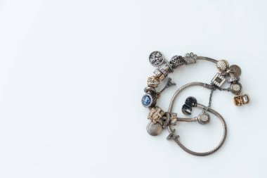 Beyaz arka planda oksitlenmiş mücevherler. Yakın çekim, seçici odaklanma