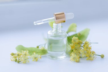 Küçük bir cam şişede ıhlamur özü. Seçici odak