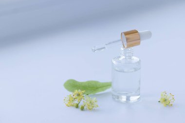 Küçük bir cam şişede ıhlamur özü. Seçici odak