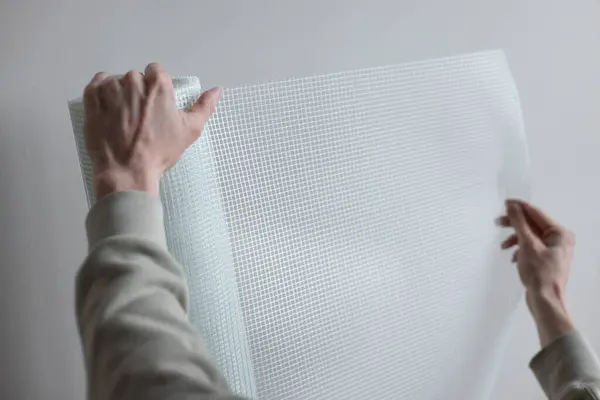 Hazırlık ve boyama için beyaz alçı örgü tutan erkek eller