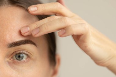  Kalıcı makyajdan bir hafta sonra kaşları olan kadın.. . 