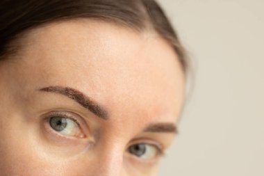 Kalıcı makyajdan sonra kadın kaşları. Kaşlar iyileşiyor. Yakın çekim.