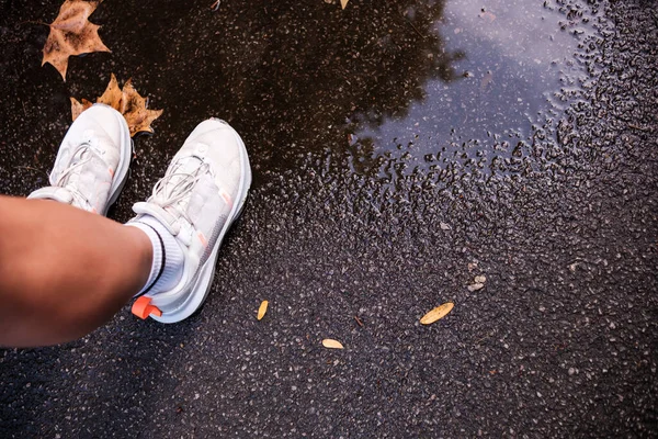 Detail Sport Woman Feet Edge Puddle Asphalt Can See Autumn — Stock Photo, Image