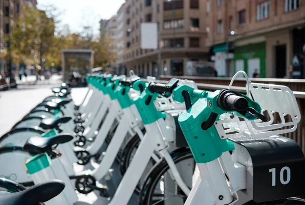 Imagen Una Gran Cantidad Bicicletas Eléctricas Estacionadas Una Estación Portuaria — Foto de Stock