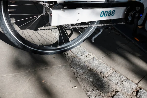 Detalle Rueda Trasera Una Bike Aparcada Pavimento Una Bicicleta Alquiler — Foto de Stock