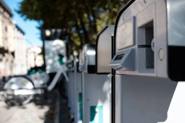 Odaklanamayan motorları olan bir e-bisiklet rıhtımının detayları. Şehir konseptinde yeşil ortam.