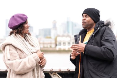 Açık havada iletişim kurmak için işaret dili kullanan iki sağır arkadaşın portresi. İşitme engelli sorun kavramının üstesinden gelmek.