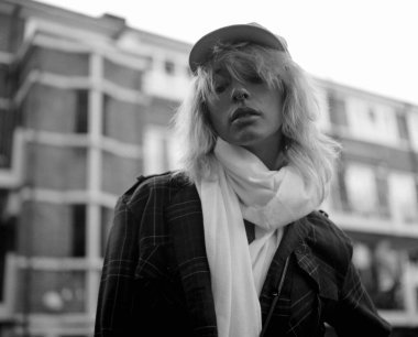 Sokakta eşarp ve şapka takan sinirli bir kadın modelin analog ruh hali. Bu tek renkli bir fotoğraf makinesi ile yapılmış..