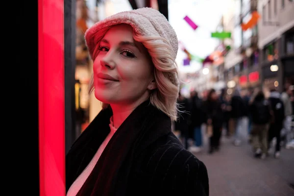 Portrait Young Woman Illuminated Red Neon Light She Carnaby Street — Foto de Stock