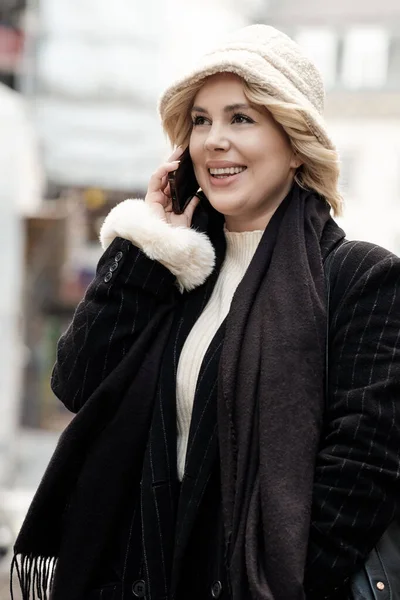 Portrait Young Blonde Woman Talking Her Phone Street London Full — Foto de Stock