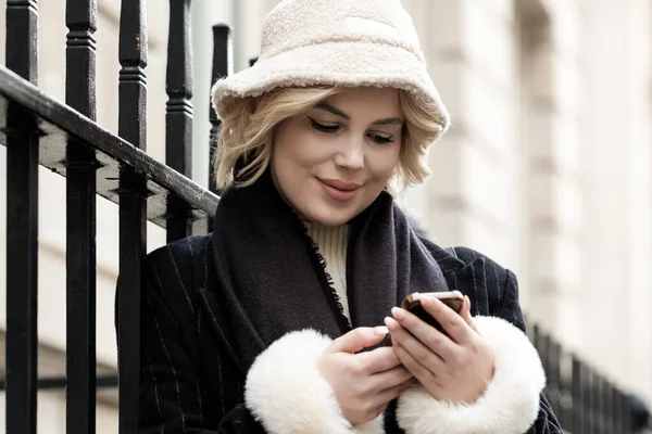Young Blonde Woman Leaning Street Bars Using Her Smart Phone — Foto de Stock