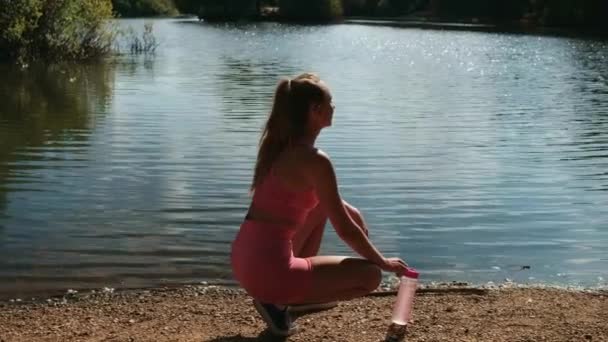 Young Sport Woman Squatting Shore Lake London She Wearing Sportswear — Αρχείο Βίντεο