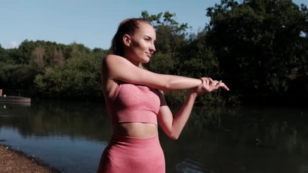 Young Sport Woman Stretching Shore Lake London She Wearing Sportswear — стокове відео
