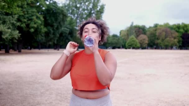 Young Curvy Woman Drinking Water Park She Walking Relaxed More — Vídeo de stock