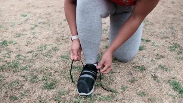 Никакой Узнаваемой Женщины Завязывающей Шнурки Спортивная Женщина Желтой Зеленой Траве — стоковое видео