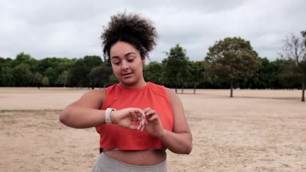 Sport Curvy Woman Using Smart Watch Park She Wearing Sportswear — Vídeo de stock