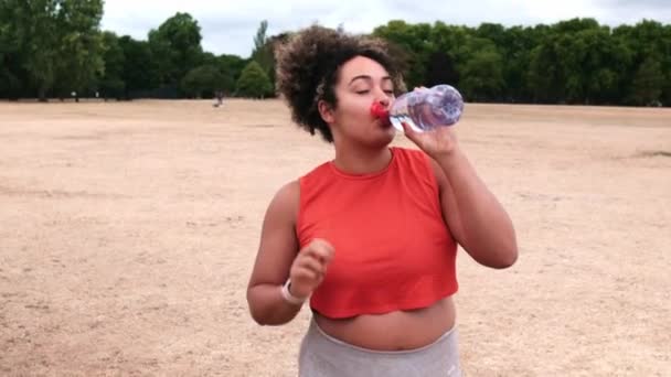 Sport Chubby Woman Drinking Water Park She Taking Break Doing — Vídeo de stock