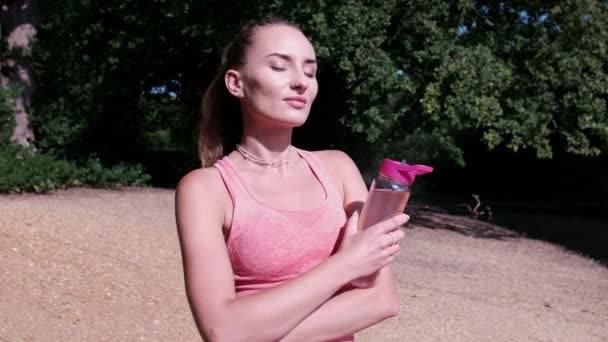 Fitness Junge Frau Entspannt Der Sonne Und Trinkt Aus Einer — Stockvideo