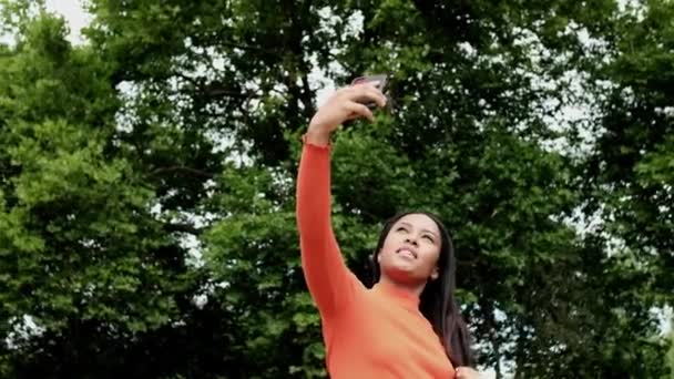 Una Giovane Donna Sta Facendo Selfie Parco Sta Toccando Capelli — Video Stock