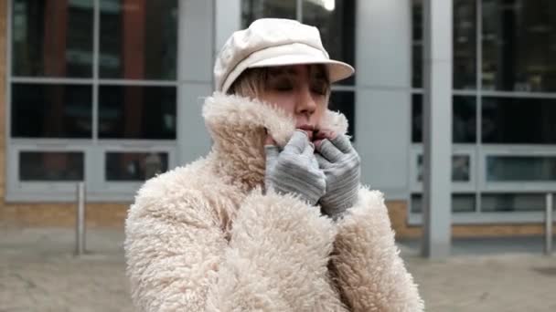 Modelo Feminino Legal Posando Frente Câmera Dia Frio Inverno Ela — Vídeo de Stock