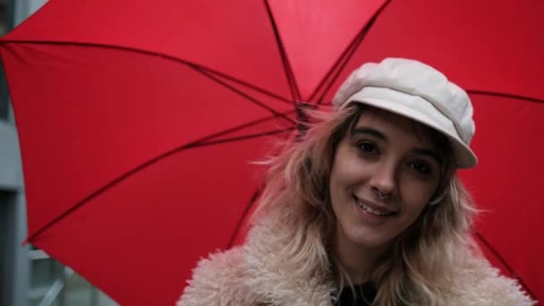 Modèle Féminin Avec Parapluie Rouge Regarde Caméra Journée Froide Hiver — Video