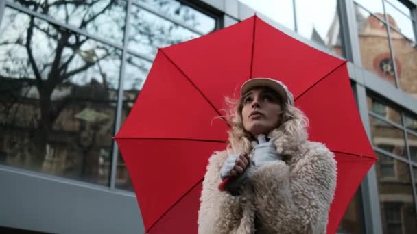Mujer Atractiva Con Paraguas Rojo Soportando Frío Calle Ella Está — Vídeo de stock