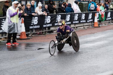 Londra, Birleşik Krallık Nisan 23-2023. Marathon, tekerlekli sandalyedeki biri katılıyor. Halk havayı küçümsüyor. Meydan okuma ve aşma kavramı.