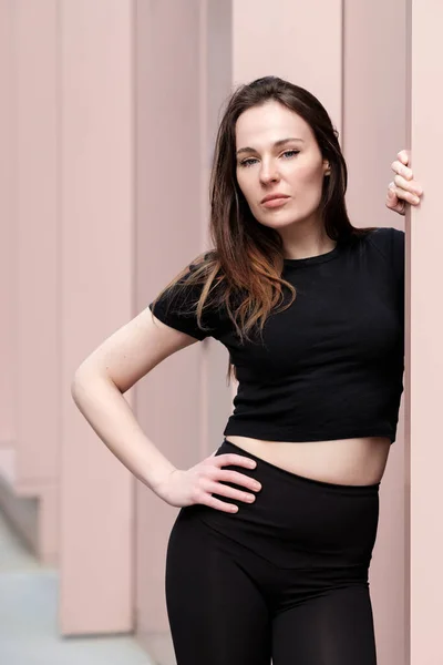 Arogancka Modelka Opierająca Się Różową Ścianę Londynie Sobie Czarną Koszulkę — Zdjęcie stockowe