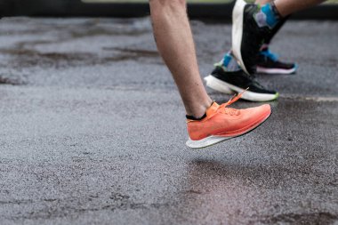 Londra Maratonu 'nda koşan tanınmayan insanların bacakları. Dayanıklılık ve üstesinden gelme kavramı.